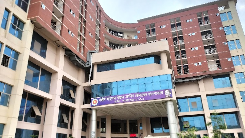 হাসপাতালের ডাস্টবিনে নবজাতকের লাশ, দুই কুকুরের টানাহেঁচড়া! 