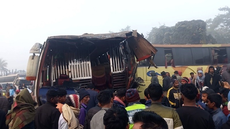 সিলেটে তিন বাসের সংঘর্ষ, নিহত ২ সিলেটে তিন বাসের সংঘর্ষ, নিহত ২