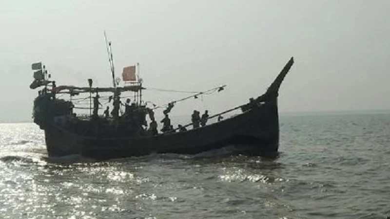 বাংলাদেশি ১৩ জেলেকে অস্ত্রের মুখে নিয়ে গেল আরাকান আর্মি