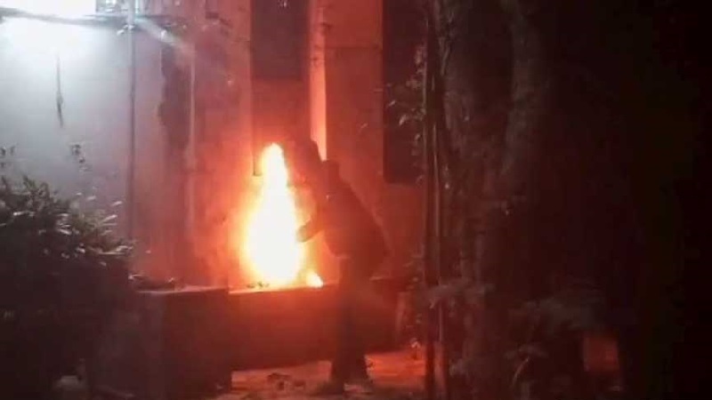 আন্তর্জাতিক অপরাধ ট্রাইব্যুনালের কৌঁসুলি জোহার বাড়িতে অগ্নিসংযোগ