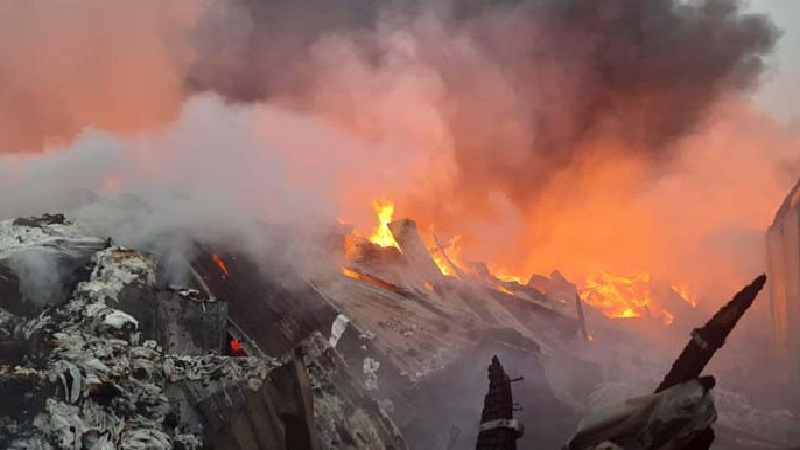 গাজীপুরে ঝুট গুদামে ভয়াবহ অগ্নিকাণ্ড, নিয়ন্ত্রণে ৬ ইউনিট