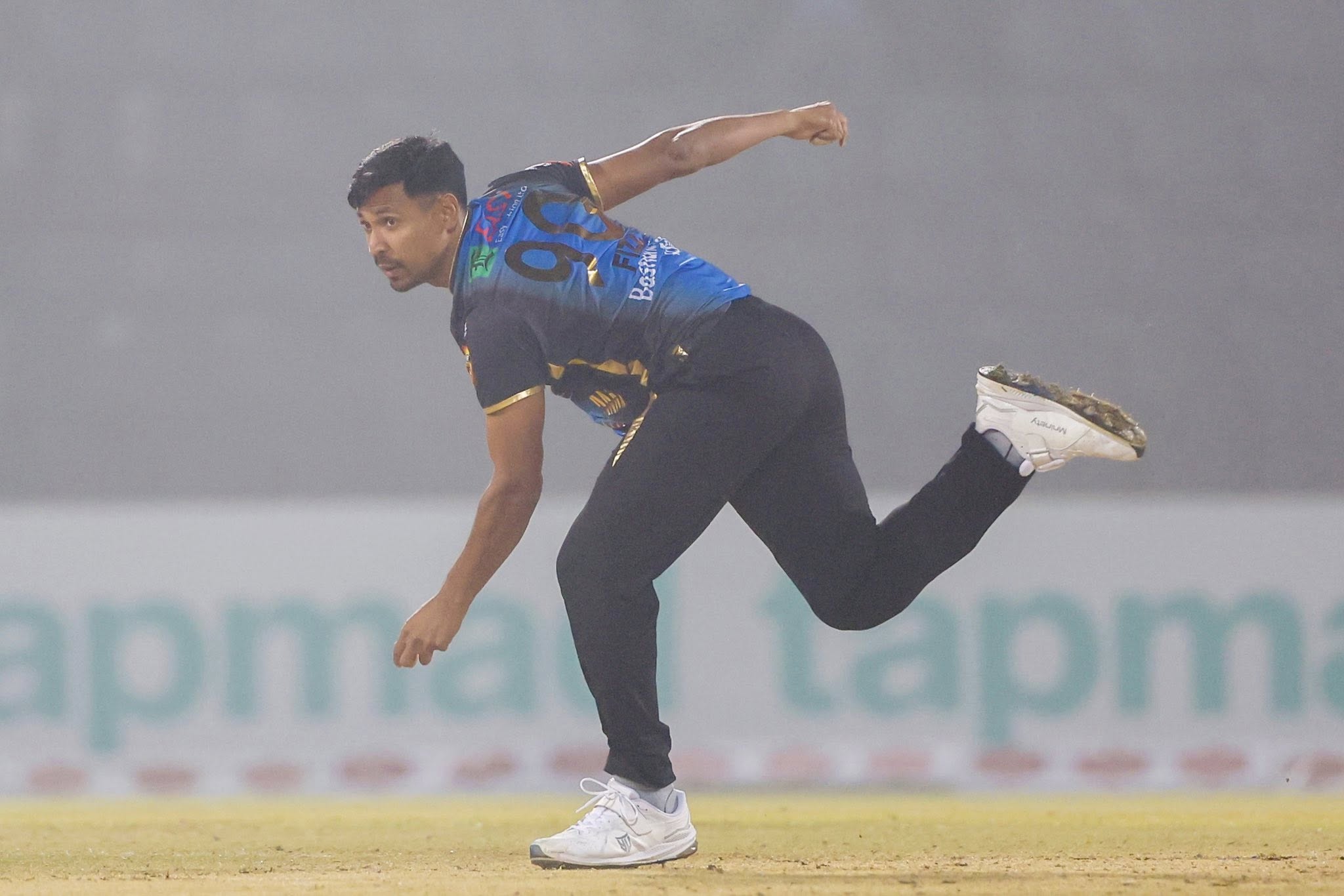 তিনি যেন ঠিক ধ্যানমগ্ন এক ঋষি!