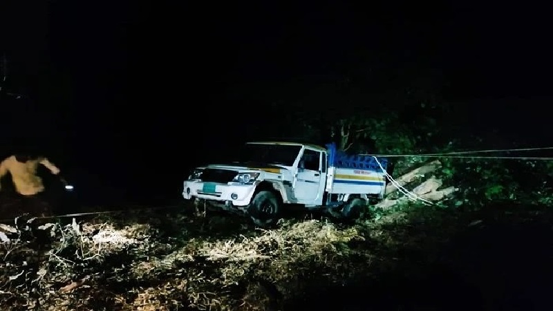 নিয়ন্ত্রণ হারিয়ে পিকআপ খাদে, নিহত ২